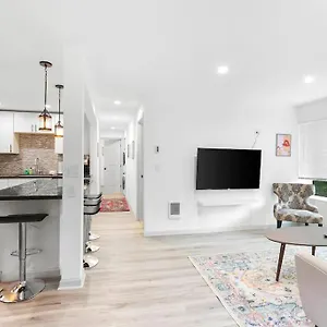 Hillside In - Updated And Well Appointed. Apartment